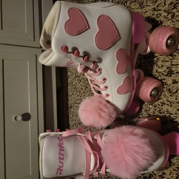 Girls Roller Skates White with Pink Hearts Light Up Wheels And Pink Pom Poms - Picture 2 of 7